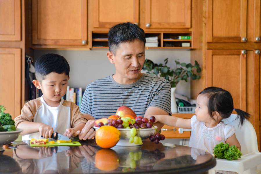 https://cloud.doctoryum.org/photos/at-home/family-table-fruit.jpg